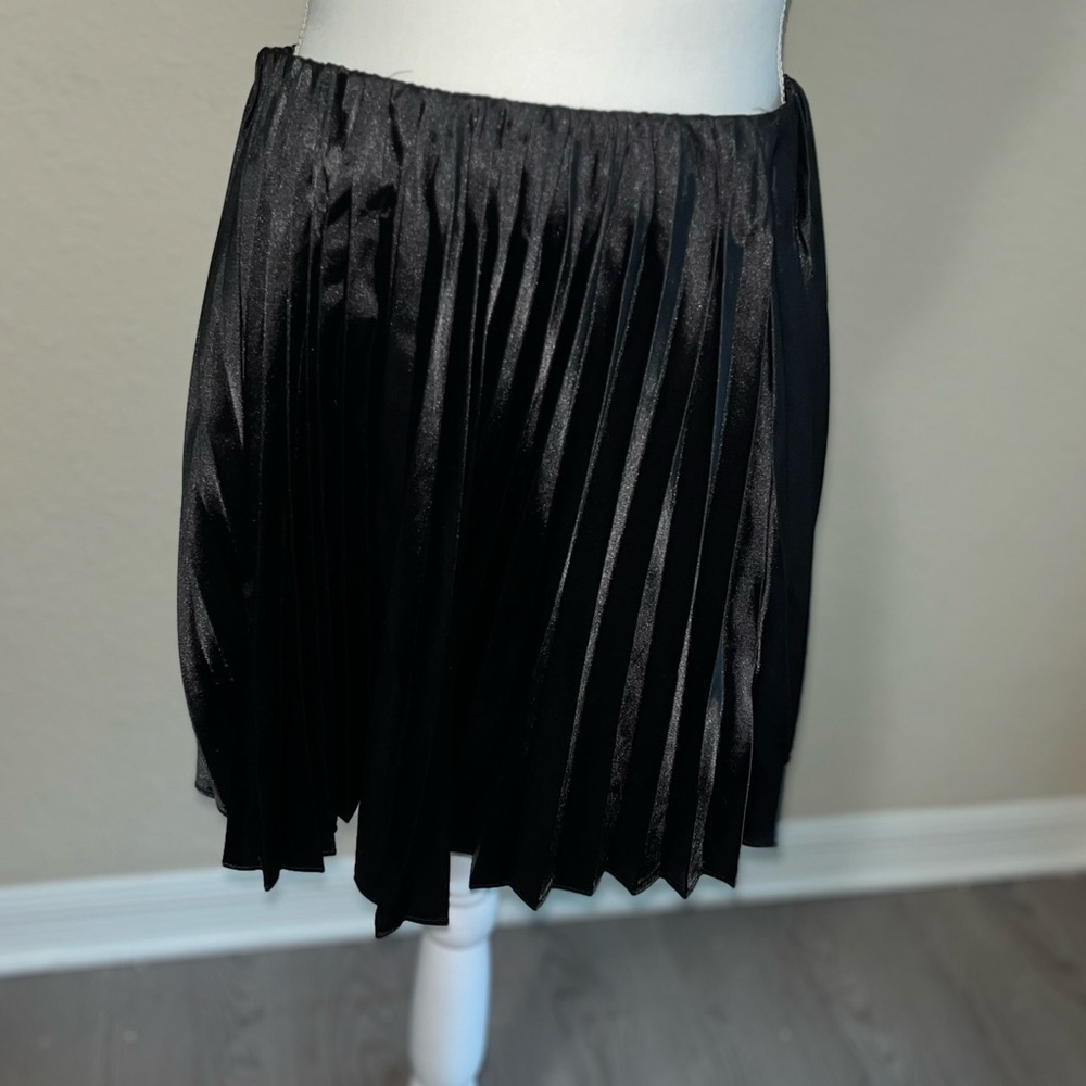Lulus ‘Feeling Snazzy’ Black Satin Pleated Mini Skirt, NWT - Picture 2 of 8